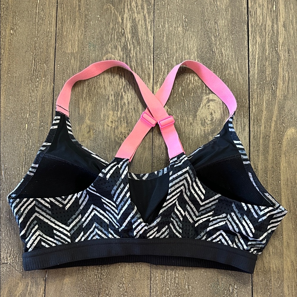 Victoria’s Secret VSX Sports Bra - Picture 3 of 3